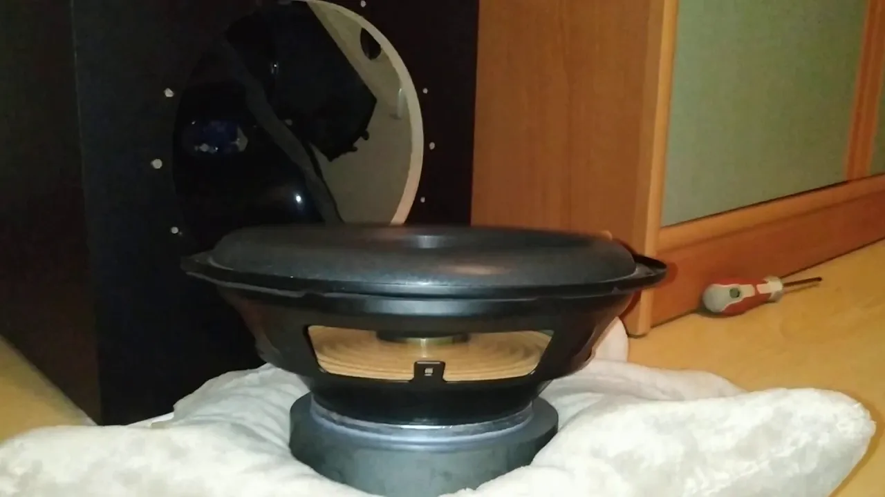 Logitech Z906 subwoofer Free Air Test (25-45Hz)