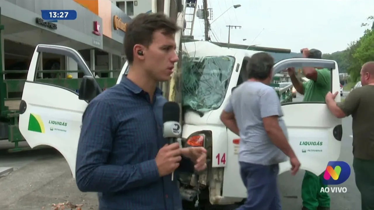 Trânsito: veículo bate contra poste na Rua das Missões