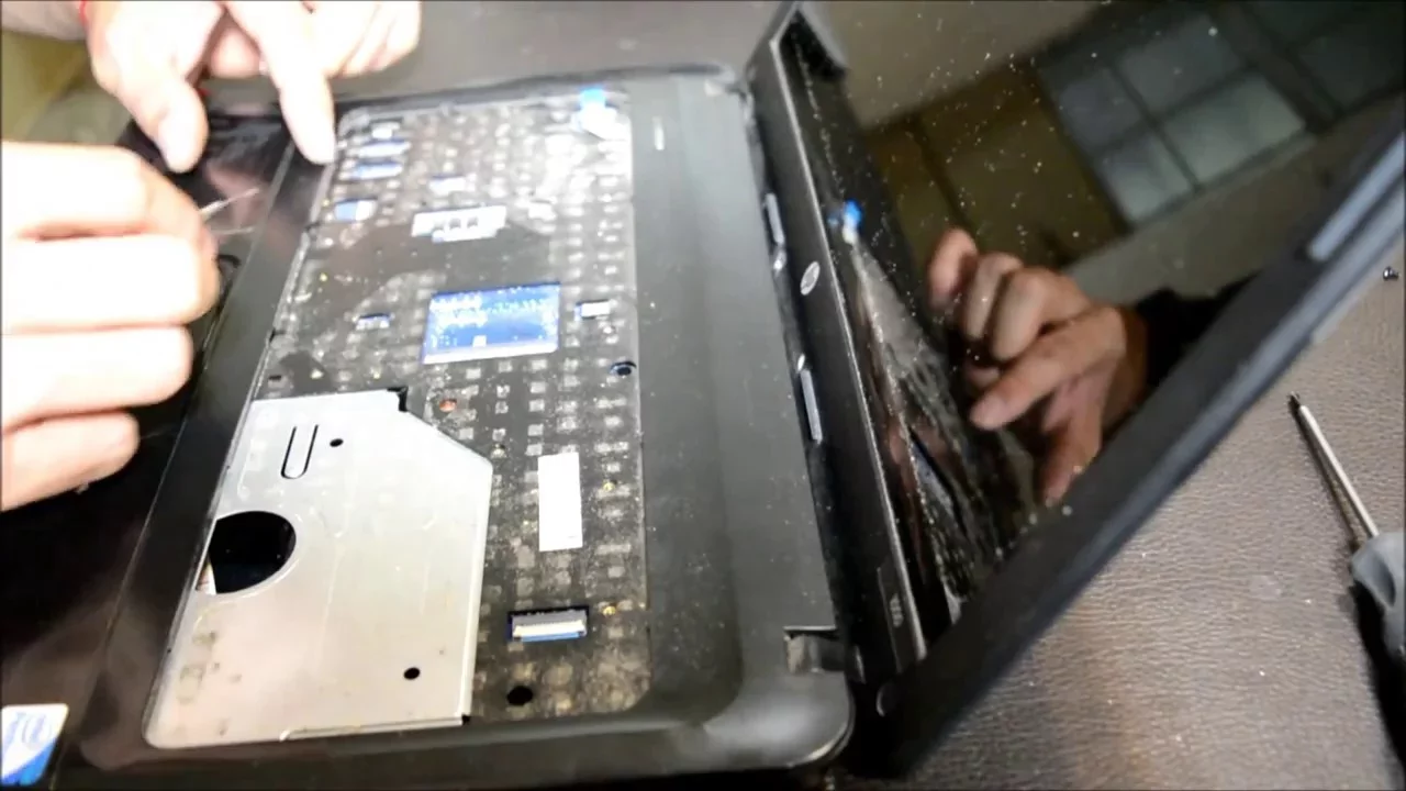 Cara Memperbaiki Engsel Laptop yang Patah atau Rusak. 