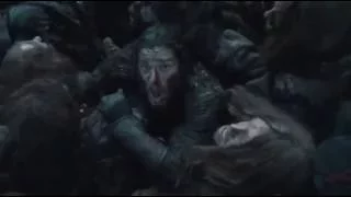 من اجمل مشاهد الحلقة ٩ من الموسم السادس جون سنو يقاتل الموت ويتسلق الاكتف للبقاء والانتقام 