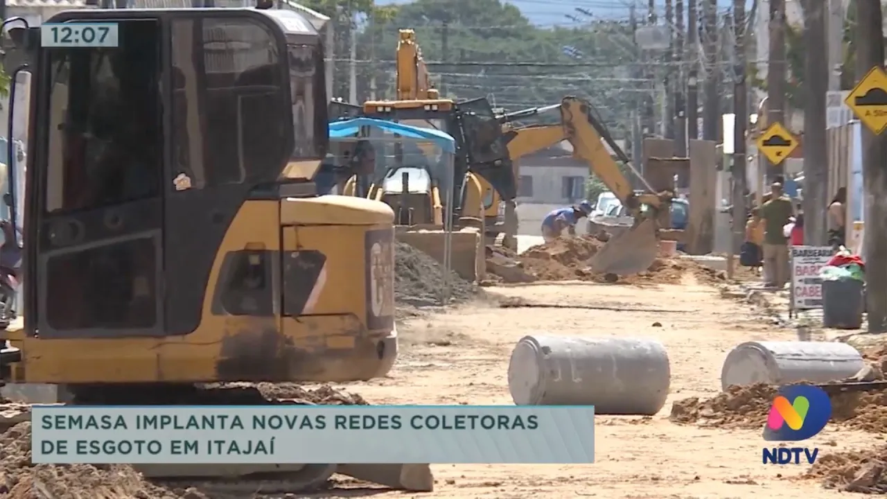 Semasa implanta novas redes coletoras de esgoto em Itajaí