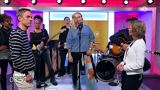 sarah connor in zerrissenen jeans ficka live moma morgenmagazin 22 mai 2025 livemusik schlager