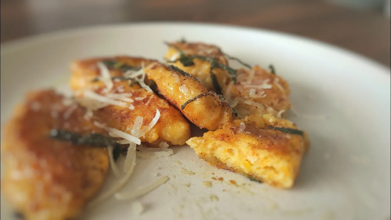 In diesem Video seht ihr, wie köstliche Eierschwammerl-Ravioli zubereitet werden. Wichtig ist dabei . 
