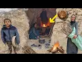 Lagu Surviving in the Rain | Homeless Life and Cooking in a Cave, Collecting Firewood in the Mountains🌲🔥
