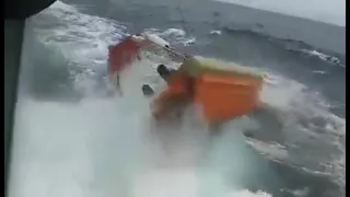 شاهد قراصنة حاولوا السيطرة على باخرة وتسليبها ولكن الأمواج قوية 