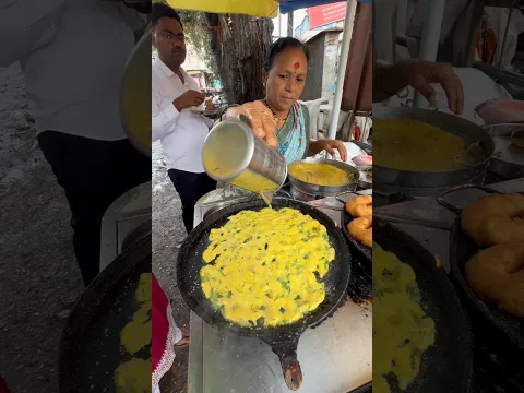 Kolhapur Lady Selling Authentic Maharashtrian Thalipeeth  #shorts