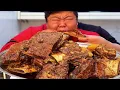 Download Lagu Monkey brother braised a large spareribs with more than 10kg of meat and rice. It was so enjoyable