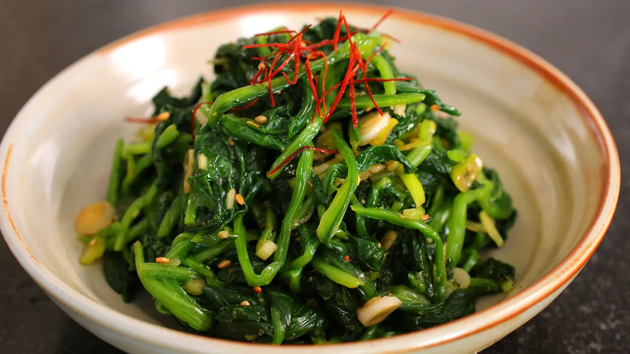 Spinach side dish (Sigeumchi-namul: )