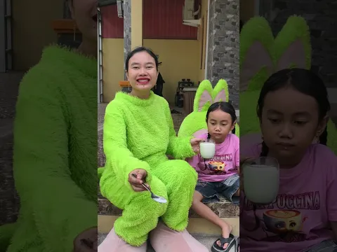 berbagi susu sama kucing #funny #shorts