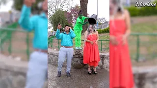 Estatua le qu¡tα la røpα a esta señora para descubrir este secreto