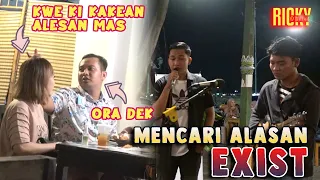 Download LAGU INI BIKIN CEWE CURIGA!!! Mencari Alasan - Exist | Live Cover by Ricky Febrianysah ft Tri Suaka MP3