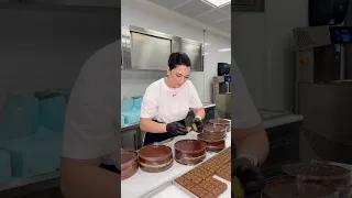 كيكة شوكولا دبي الجديدة المميزة من ZC غنية بنكهات الشوكولا البلجيكية والفستق مع الكنافة Chocolate  كيكة شوكولا دبي الجديدة المميزة من ZC غنية بنكهات الشوكولا البلجيكية والفستق مع الكنافة Chocolate