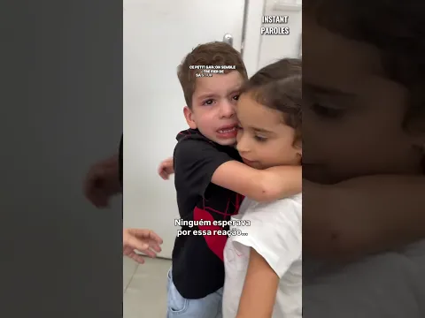 L’émotion de ce petit garçon en voyant l’accomplissement de sa soeur jumelle chez le médecin