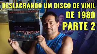 Nando Carlos Deslacrando um disco de vinil de 1980