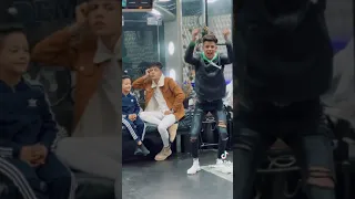 مهرجان البت لابسه البنطلون صرتها باينه وعنيا بصت علي الكلون مهرجانات 