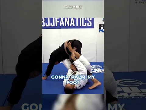 The moment he stands up, the feet are the target. Marcos Tinoco brings the leg to one leg X and hide