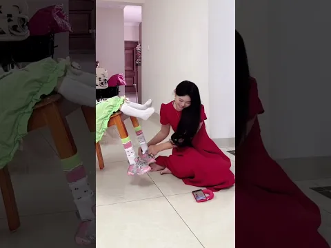 妈妈看手机如此入迷，孩子的脚都分不清 #搞笑 #funny #cute #萌娃