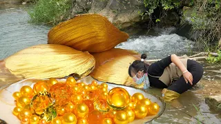 😱A lone village girl discovers giant mutated mussel holding precious colorful pearls in river water