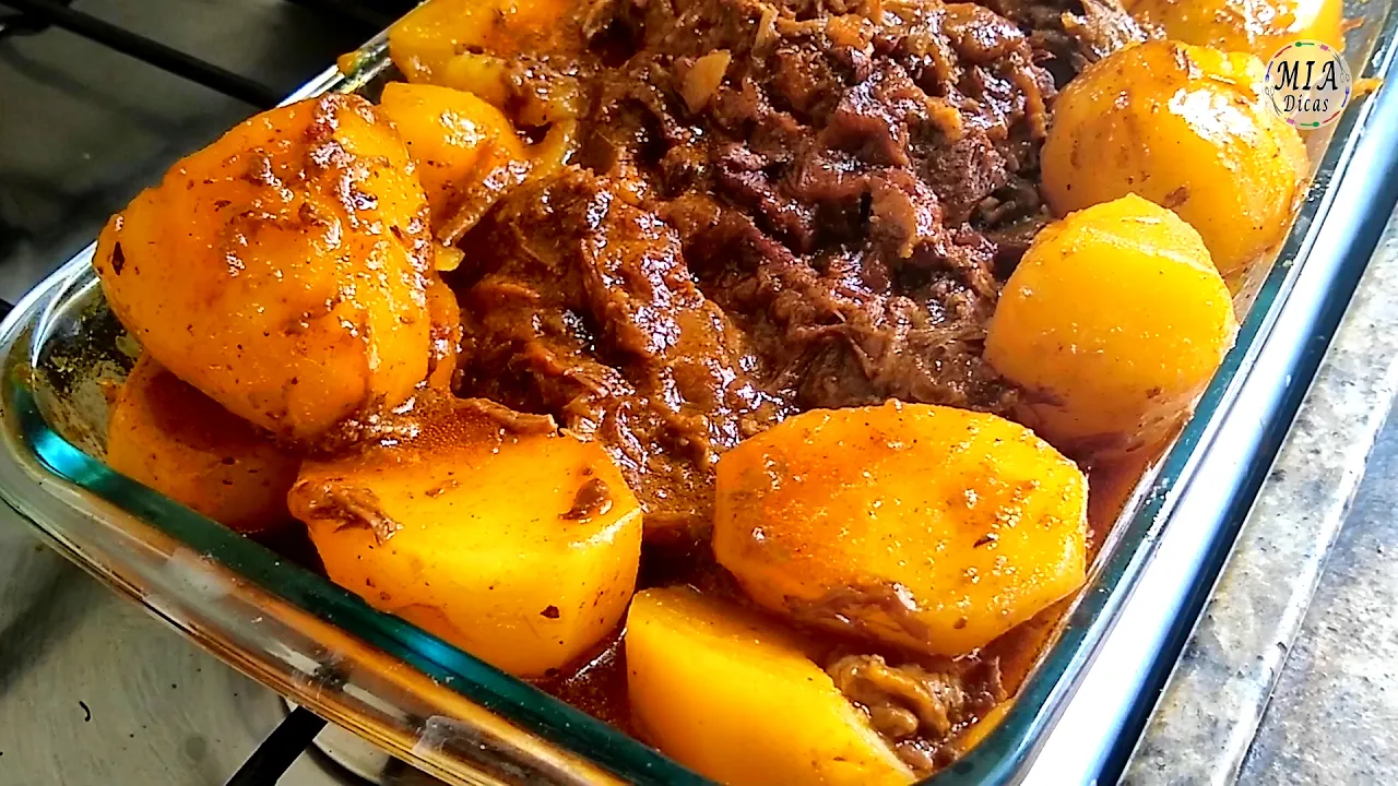 CARNE DE PANELA COM BATATAS I DESMANCHA NA BOCA I SUPER FÁCIL I FEITA SEM ÁGUA!! Ingredientes: 3 bat. 