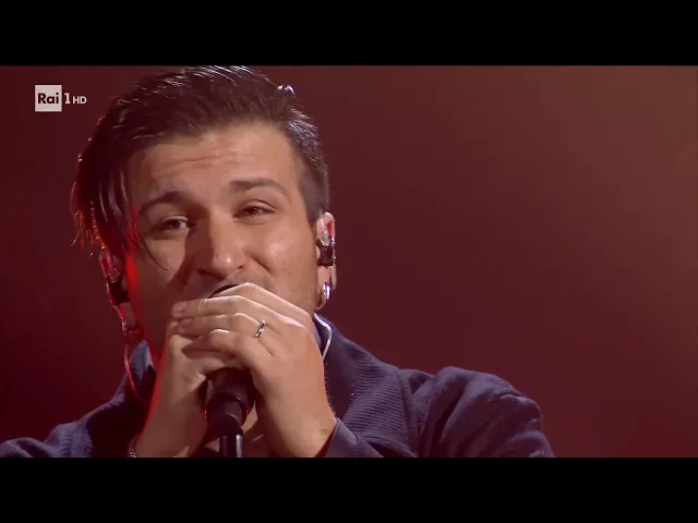 Sanremo 2026 - Eddie Brock e Fabrizio Moro cantano Portami via