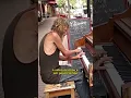 Lagu Mendigo se Aproxima do Piano e a Mágica Acontece