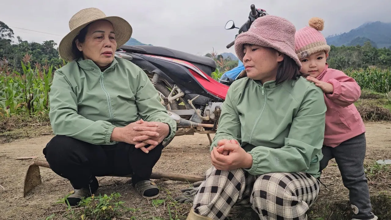 Mrs. Thuy told Thu a lot about her son, which surprised Thu greatly.