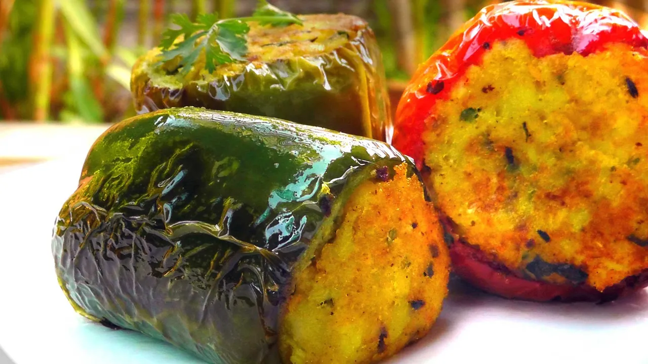 Gefüllte Paprikaschoten mit Hack.Türkische Rezepte- Kiymali biber dolmasi. 