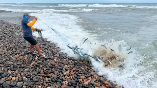 Maestro de la Atarraya en Mar Agitado: Con Solo Dos Tiros y Llenó la Bolsa de Pescados
