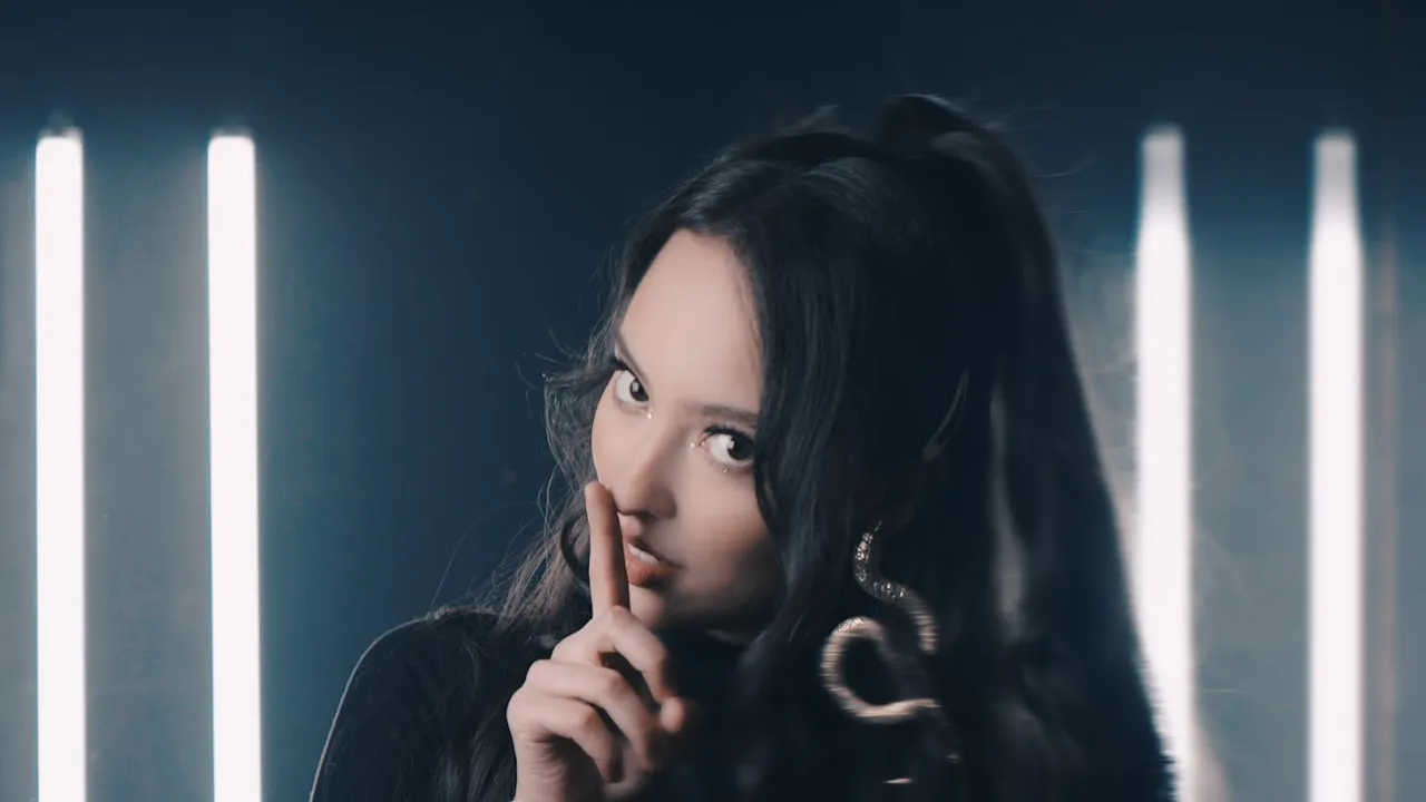 Faouzia - Secrets (Official Music Video) Faouzia - Secrets (Official Music Video)