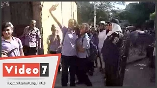 طالبات مدارس شبرا يلتقطن سيلفى مع الشرطة النسائية 