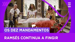 Ramsés continua a fingir estar magoado para chamar a atenção do pai - 'Os Dez Mandamentos'