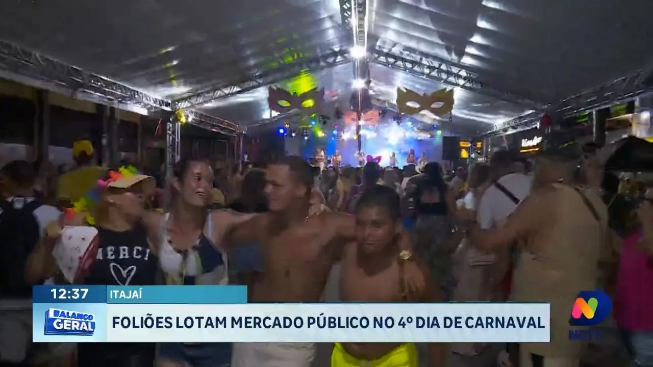 Foliões lotam Mercado Público no quarto dia de carnaval