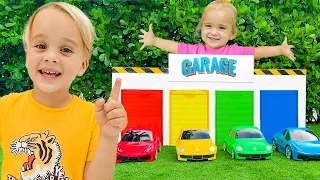 كريس وأليس يلعبان بالزلاقات الملونة والسيارات اللعب دندنها
