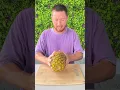Download Lagu Hoe je ananas correct eet 😳🍍🤣 #shorts #khamitovy #martaandrustam