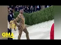 Download Lagu Watch Lil Nas X transform into his gold bodysuit at the MET Gala l GMA