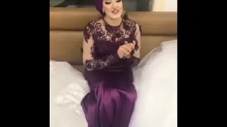 بنت بتغني يوم فرحها صوتها روعه  بتغني ل بوسي مبروك عليا دندنها