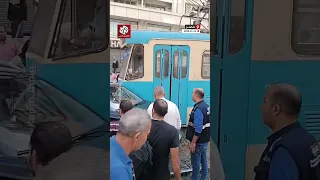 شاهد لحظة اصطدام سيارة بعربة ترام في حي سان ستيفانو بمحافظة الإسكندرية المصرية 