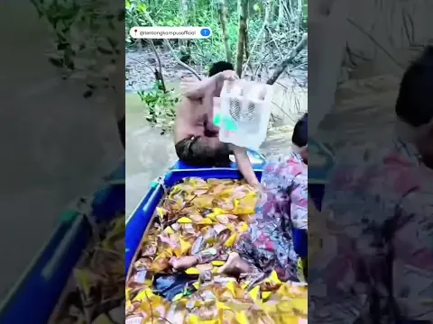 Warga dibuat heboh setelah ratusan kemasan minyak goreng ditemukan mengapung di perairan
