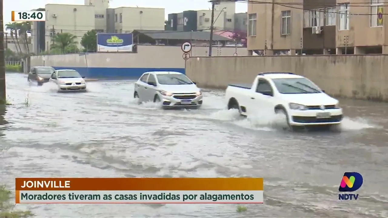 Casas ficam alagadas em Joinville por conta de fortes chuvas