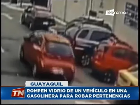 Rompen vidrio de un vehículo en una gasolinera para robar pertenencias