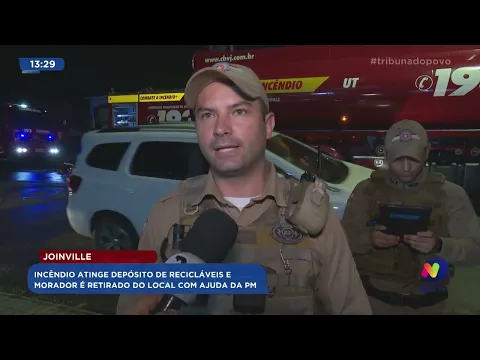 Joinville: incêndio atinge depósito de recicláveis e morador é retirado do local com ajuda da PM
