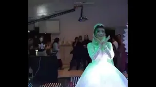 چه رقصی میکنه عروس خانم با ساقدوش هاش 