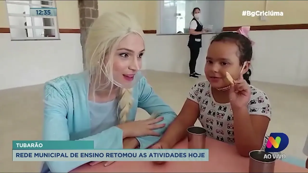 Personagens infantis recebem crianças no primeiro dia de aula de CEIs em Tubarão