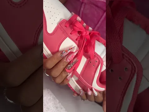 Loving my new NIKE DUNKS footlocker sent me in time for sneaker szn!!