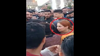 لحظة اعتداء شباب على بنات في قلعة أربيل والشرطة تتدخل 