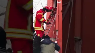 فريق إنقاذ لبناني ينتشل امرأة حامل وابنتها بعد 48 ساعة تحت الأنقاض في تركيا 