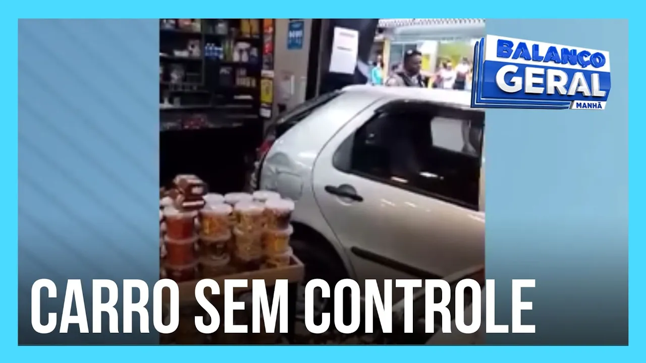 Carro desgovernado invade padaria em Minas Gerais