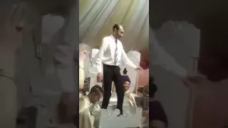 عريس فرحان تيشطح فوق العمارية 