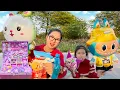 Download Lagu Cam Cam đi hội chợ xuân mua nhiều đồ thú vị : hộp trang điểm kuromi, đồng hồ labubu, súng cá mập.