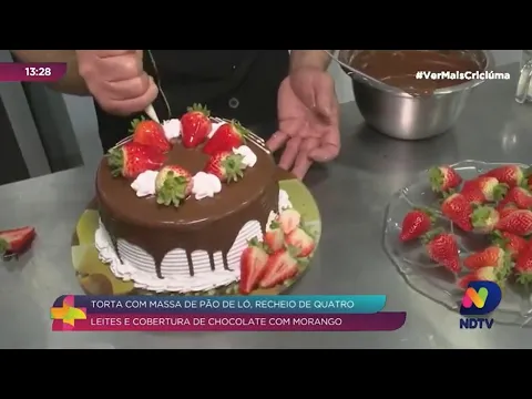 Receitinha do dia: torta de quatro leites com cobertura de chocolate com morango